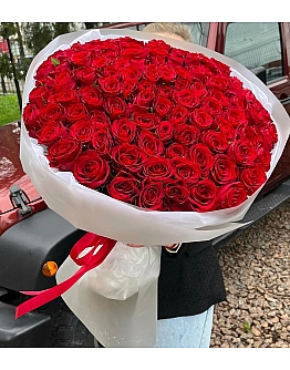 Scarlet Kiss Roses Bouquet